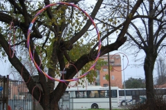 Come dei buchi spaziali gli hula hoop guidano lo sguardo altrove